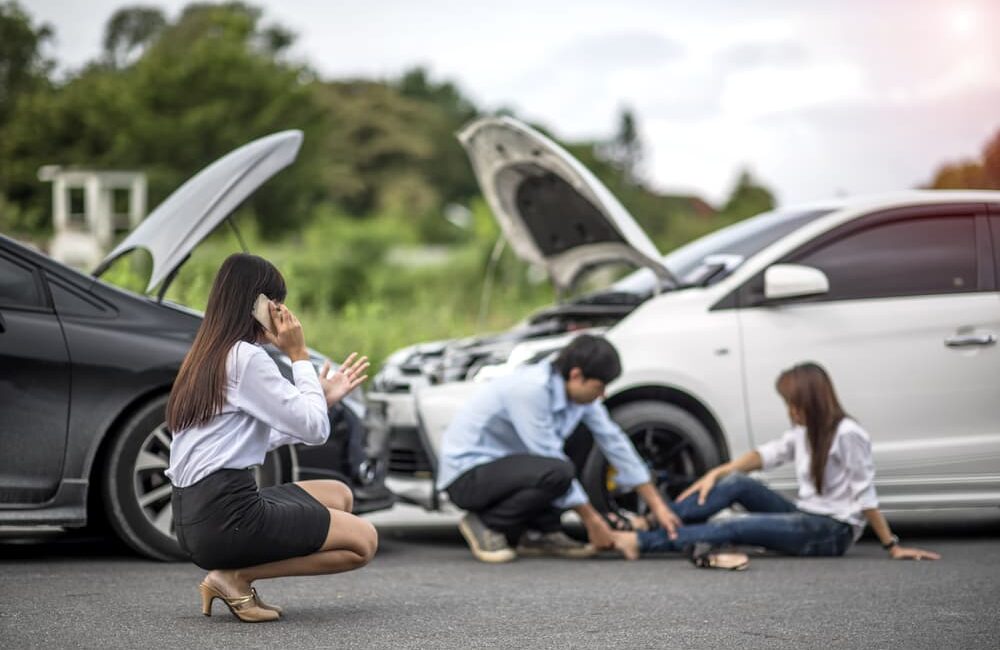 Woman calls a car accident lawyer for help to quick attention in the spot of an accident after both cars in Miami, FL