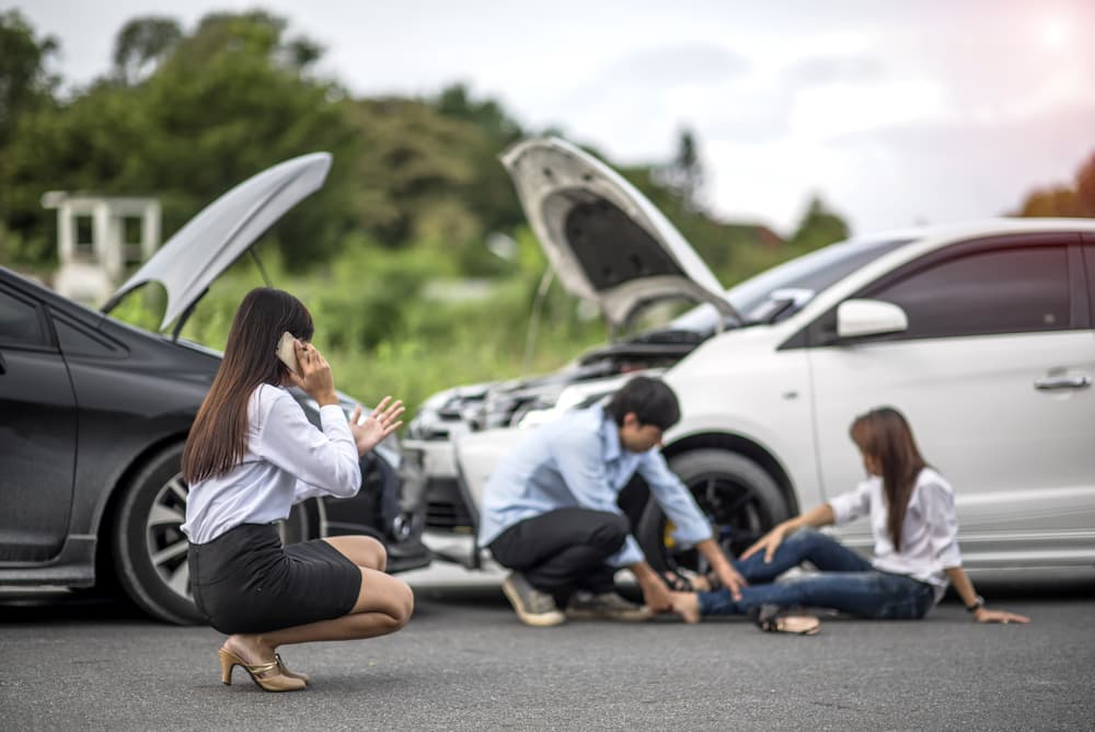 Woman calls a car accident lawyer for help to quick attention in the spot of an accident after both cars in Miami, FL