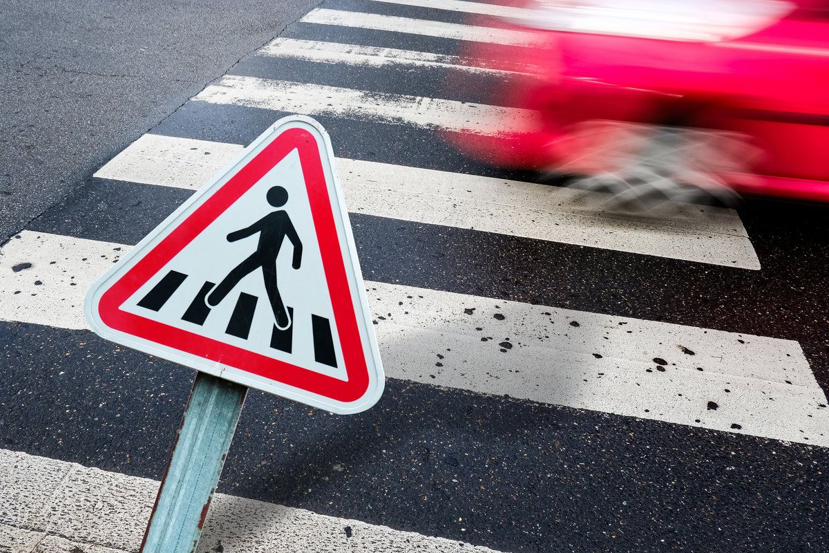 piéton passage traverser danger voiture accident prudence march