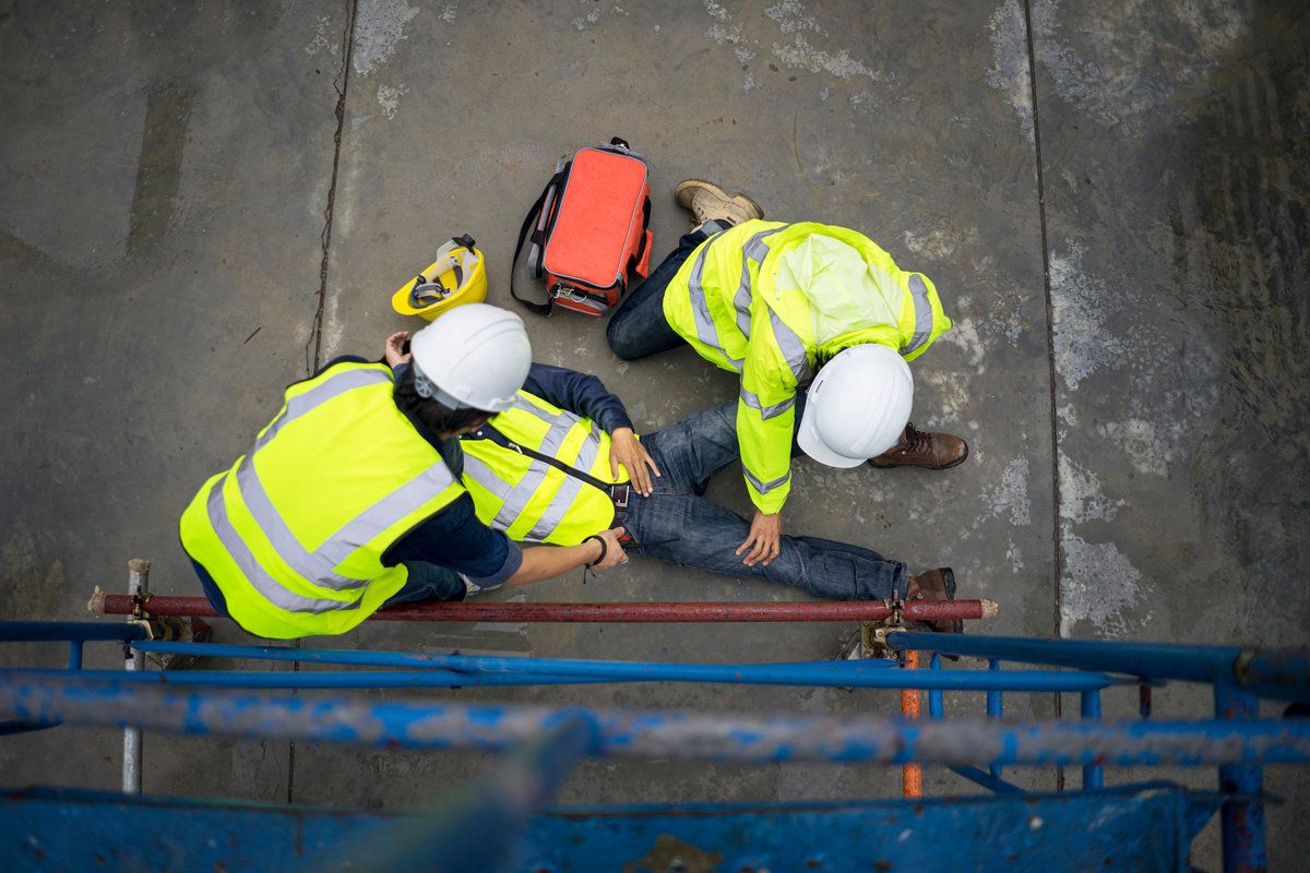 Basic first aid training for support accident in site work